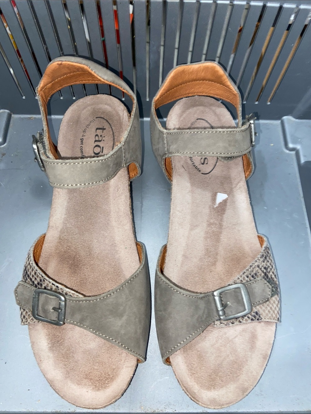Taos Traveler Leather Wedge Sandals Olive Suede Buckle EU 39 (US 8-8.5)